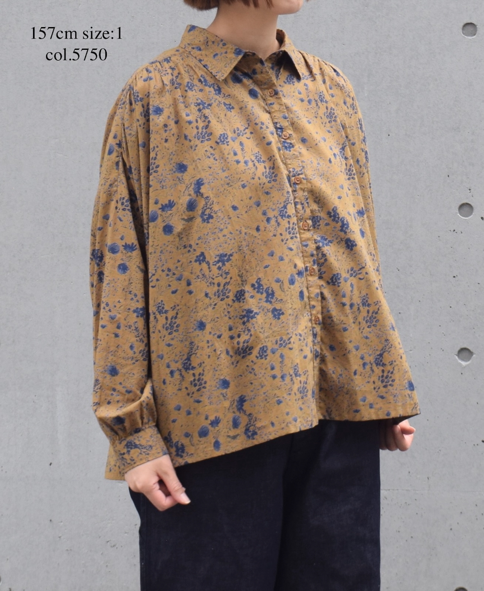NSL25591(シャツ) 60s CAMBRIC FLOWER PRINT REGULAR COLLAR GATHERED SHIRT
