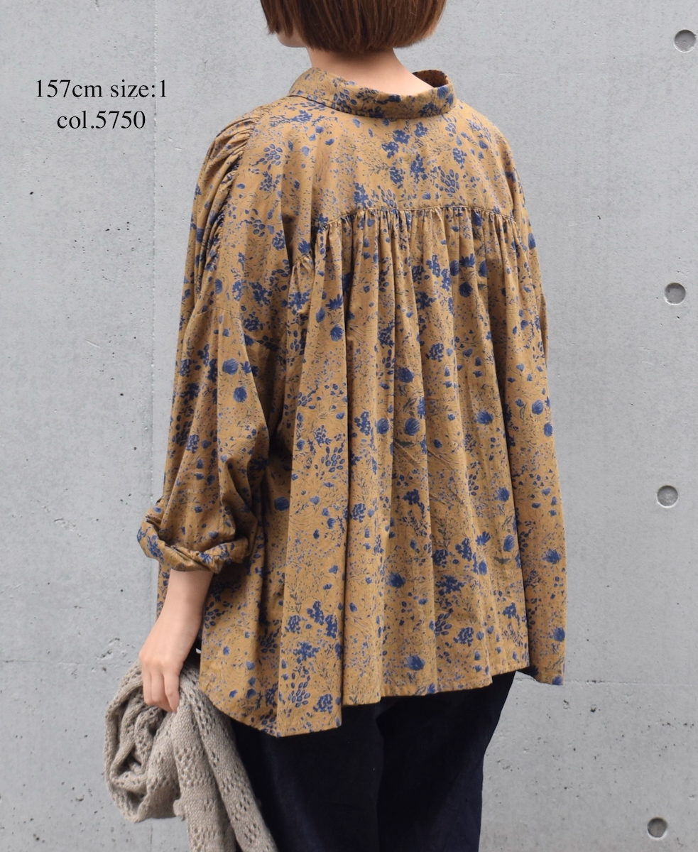 NSL25591(シャツ) 60s CAMBRIC FLOWER PRINT REGULAR COLLAR GATHERED SHIRT