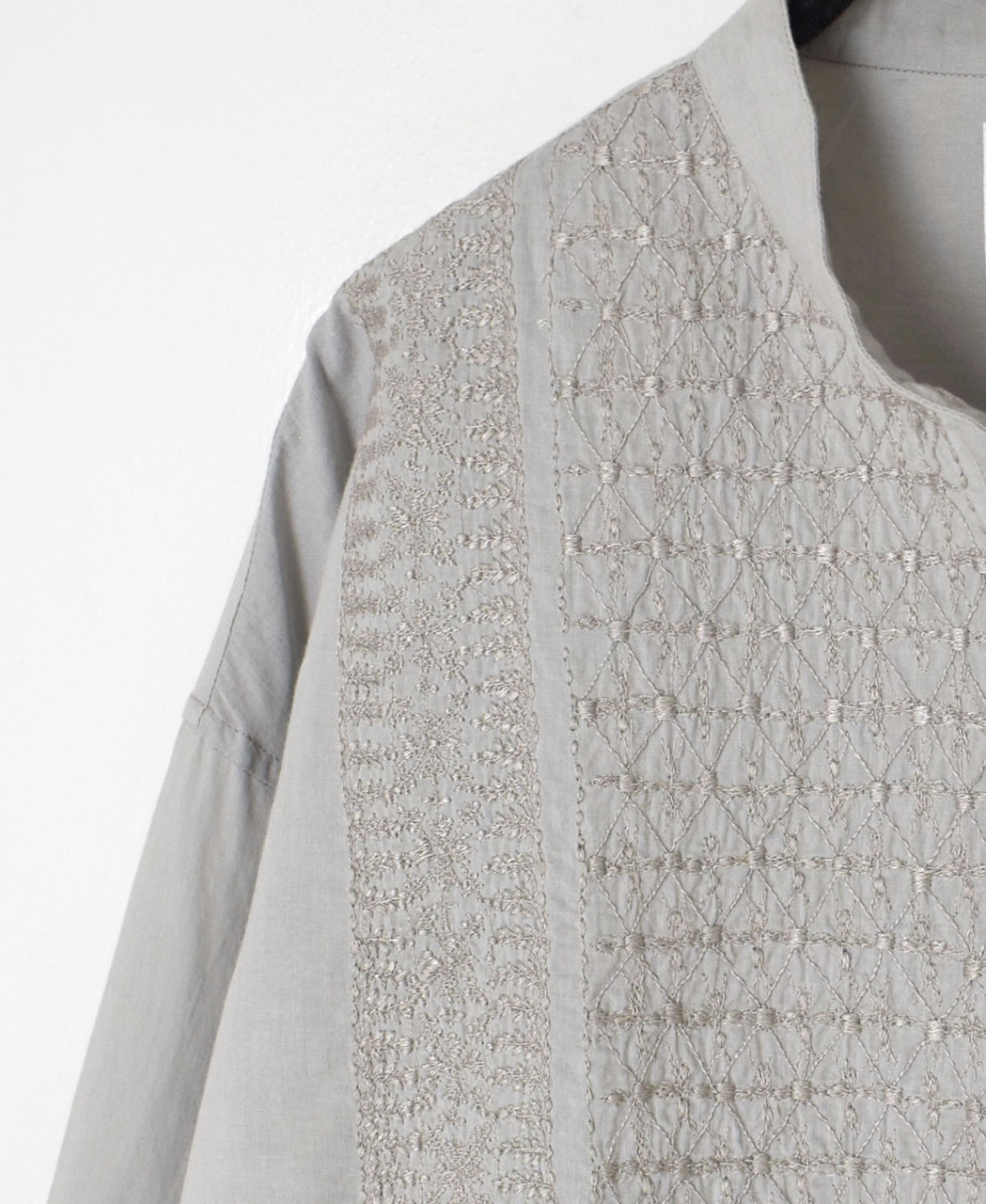 NMDS26221(シャツ) 60s ORGANIC CAMBRIC BANDED COLLAR EMB SHIRT