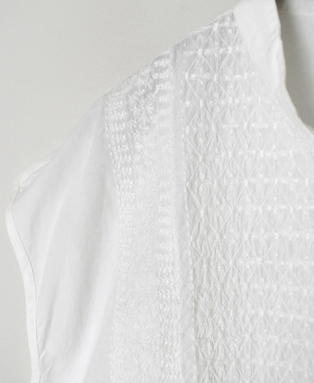 NMDS26224(シャツ) 60s ORGANIC CAMBRIC NO/SLEEVE BANDED COLLAR EMB SHIRT