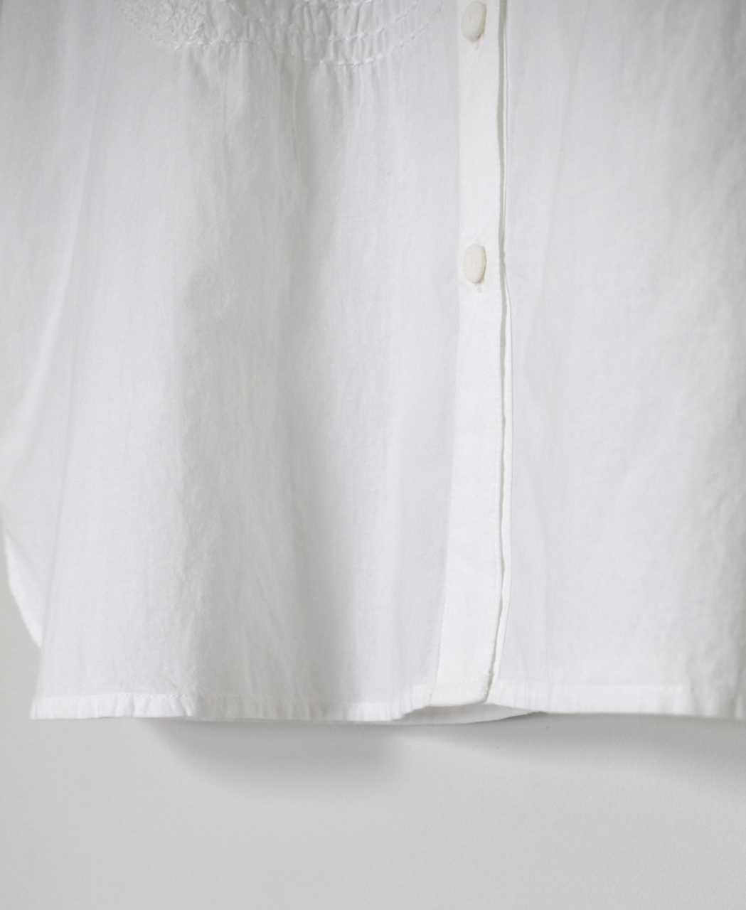 NMDS26224(シャツ) 60s ORGANIC CAMBRIC NO/SLEEVE BANDED COLLAR EMB SHIRT