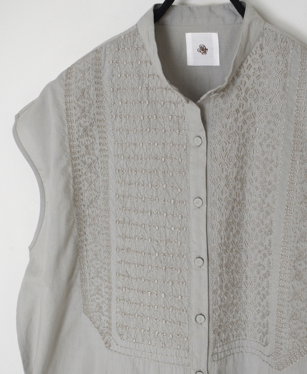 NMDS26224(シャツ) 60s ORGANIC CAMBRIC NO/SLEEVE BANDED COLLAR EMB SHIRT