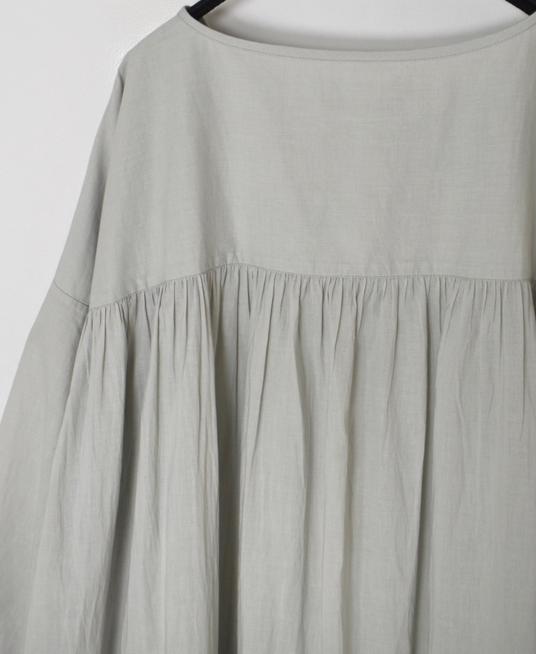 NSL26003(ワンピース) 60s CAMBRIC PLAIN CREW-NECK BACK SIDE GATHERED DRESS