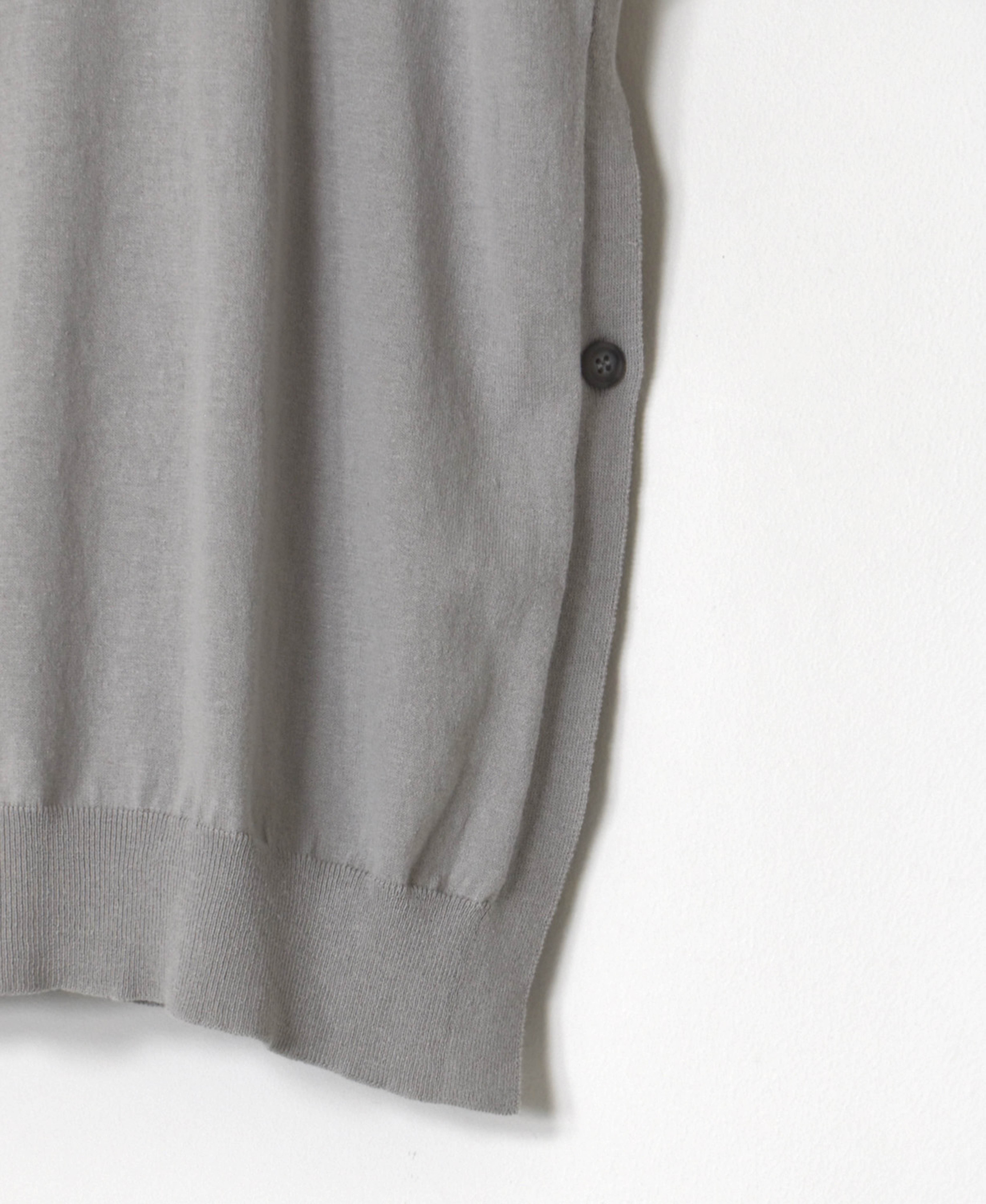 NNSL26013(ベスト) 14GG 1PLY HIGH TWIST COTTON CREW-NECK VEST WITH SIDE BUTTON