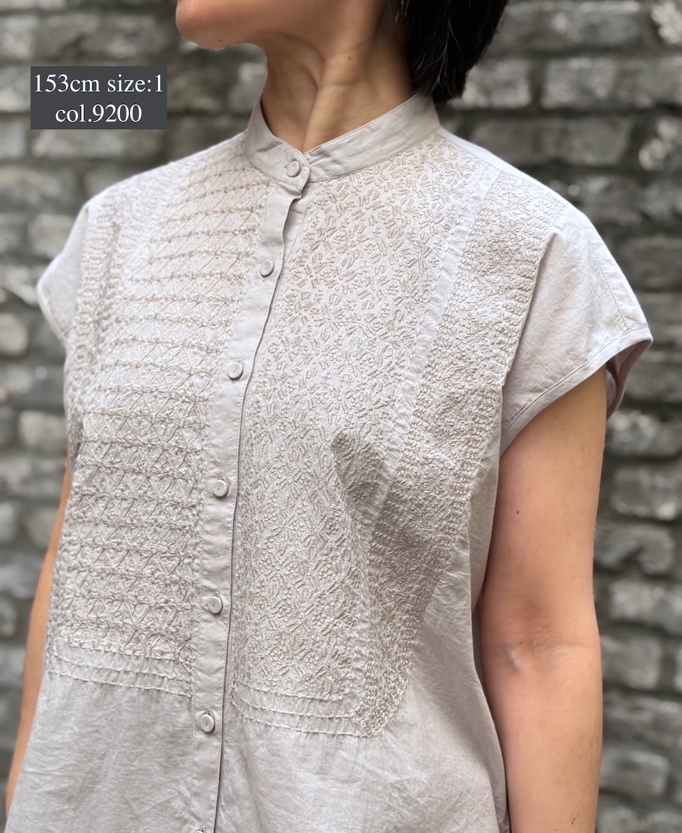 NMDS26224(シャツ) 60s ORGANIC CAMBRIC NO/SLEEVE BANDED COLLAR EMB SHIRT