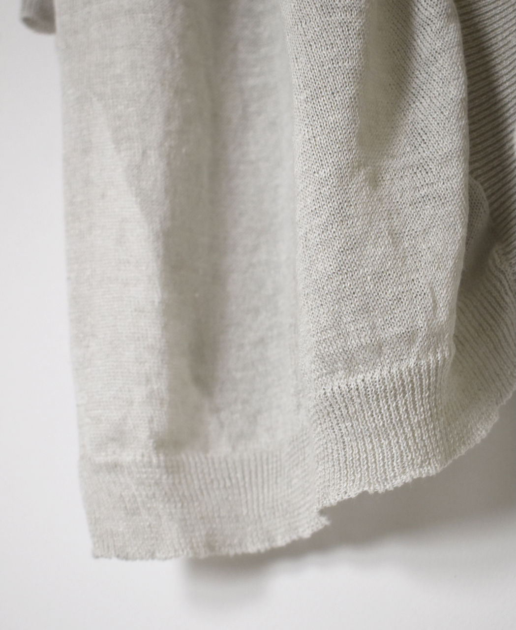 CNMDS2501(カーディガン) 12GG LINEN PLAIN STITCH V-NECK CARDIGAN WITH SLIT