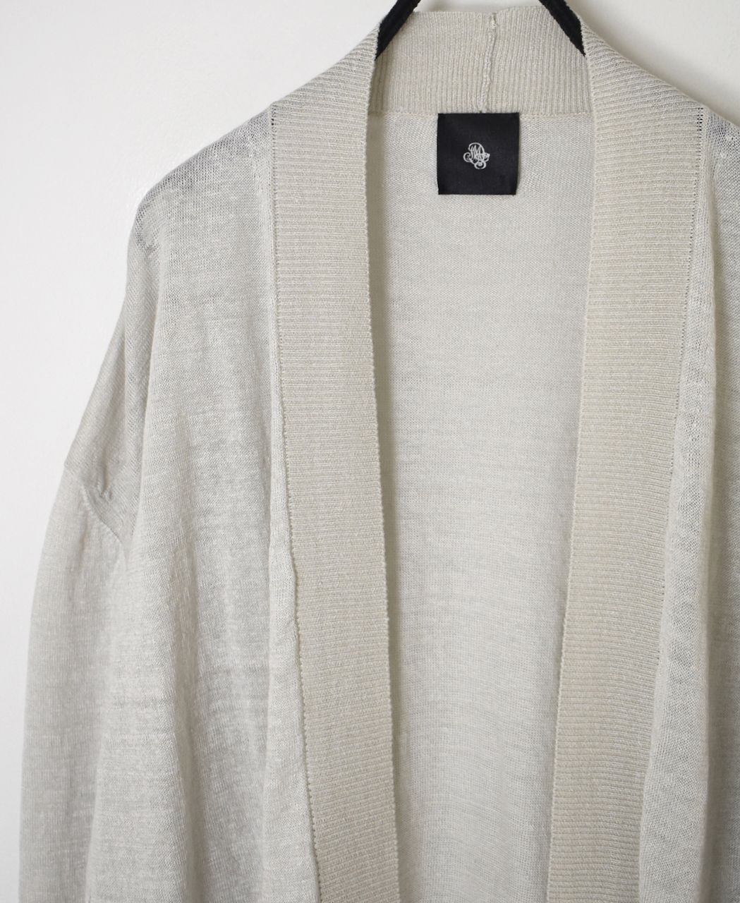 CNMDS2501(カーディガン) 12GG LINEN PLAIN STITCH V-NECK CARDIGAN WITH SLIT