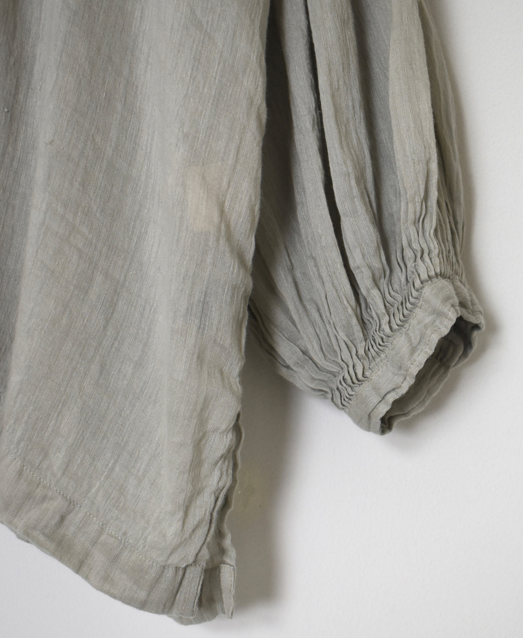 INMDS25012D(シャツ) 60s AUTO LOOM LINEN/COTTON PLAIN(OVERDYE) BACK OPENING CREW-NECK SHIRTS WITH MINI PINTUCK