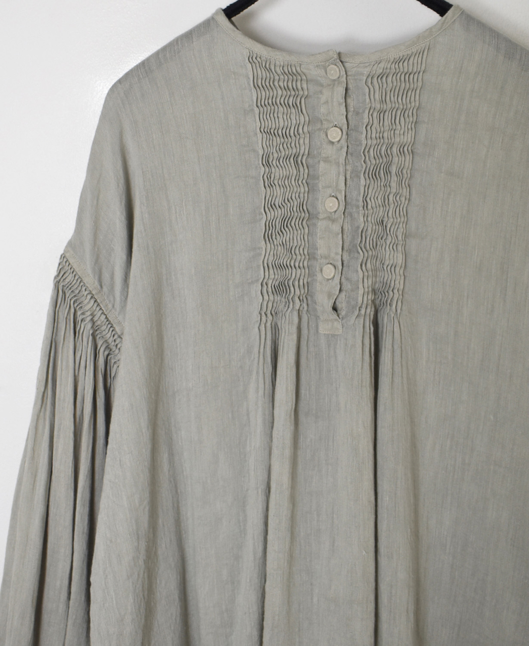 INMDS25012D(シャツ) 60s AUTO LOOM LINEN/COTTON PLAIN(OVERDYE) BACK OPENING CREW-NECK SHIRTS WITH MINI PINTUCK