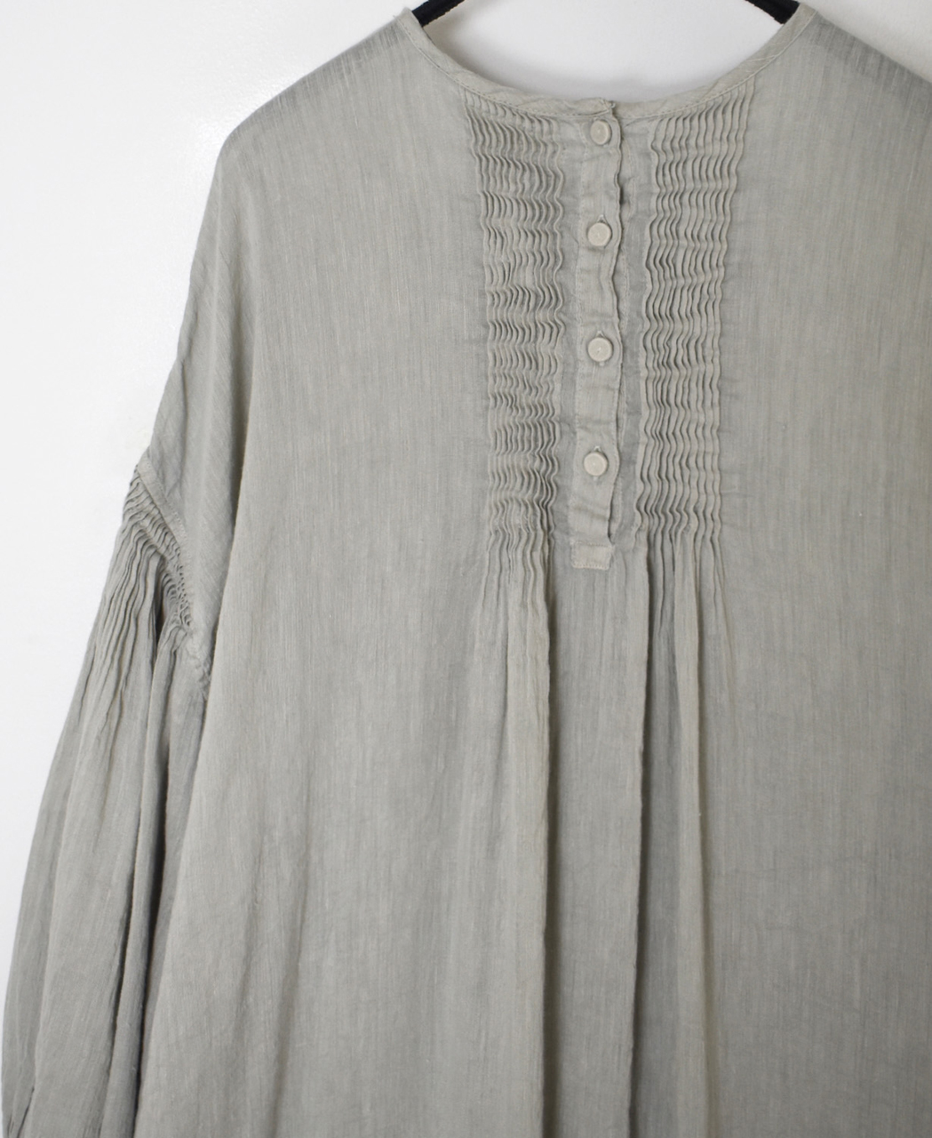 INMDS26011D(ワンピース) 60s AUTO LOOM LINEN/COTTON PLAIN(OVERDYE) BACK OPENING CREW-NECK SHIRTS DRESS WITH MINI PINTUCK