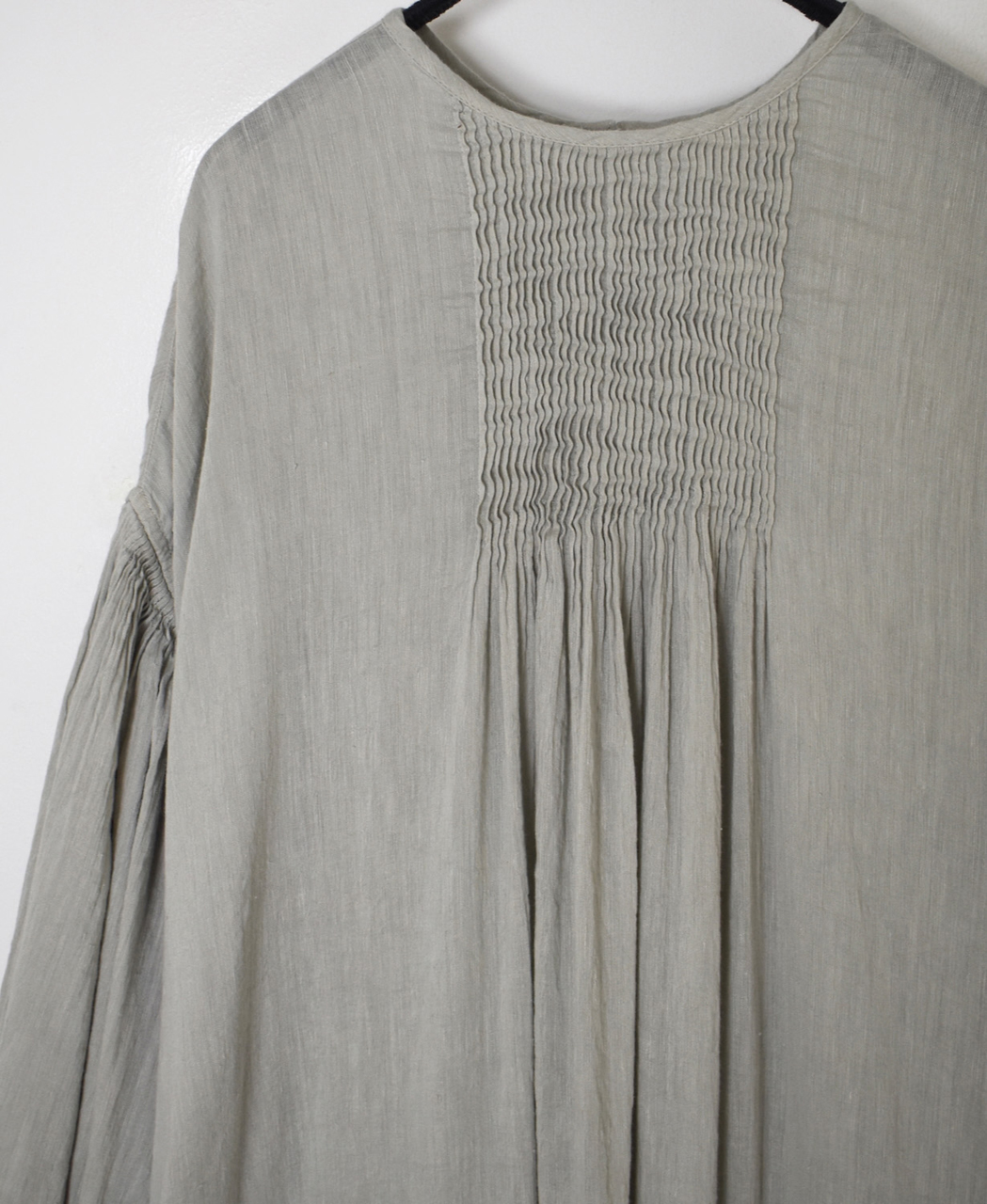 INMDS26011D(ワンピース) 60s AUTO LOOM LINEN/COTTON PLAIN(OVERDYE) BACK OPENING CREW-NECK SHIRTS DRESS WITH MINI PINTUCK
