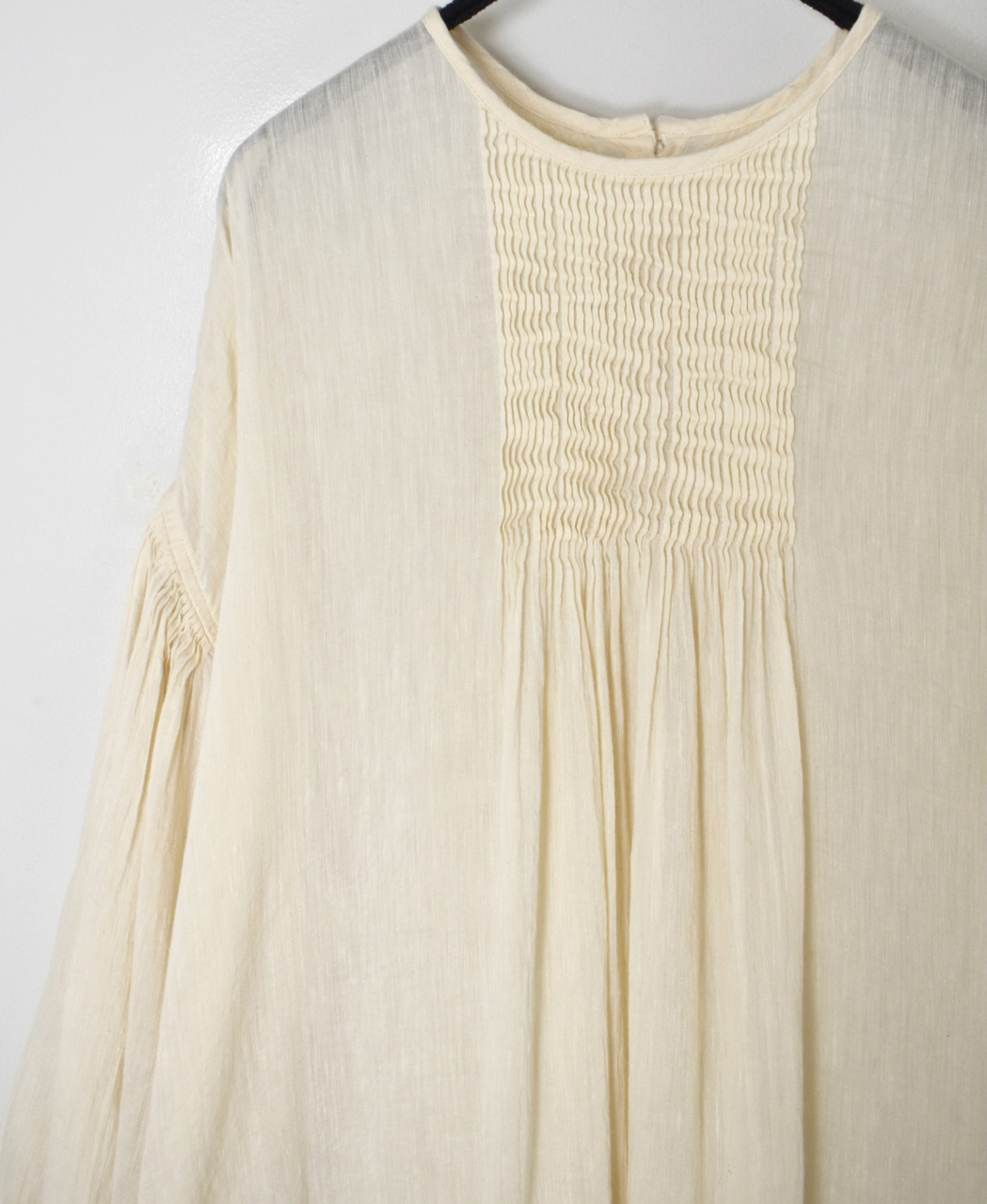 INMDS26011D(ワンピース) 60s AUTO LOOM LINEN/COTTON PLAIN(OVERDYE) BACK OPENING CREW-NECK SHIRTS DRESS WITH MINI PINTUCK