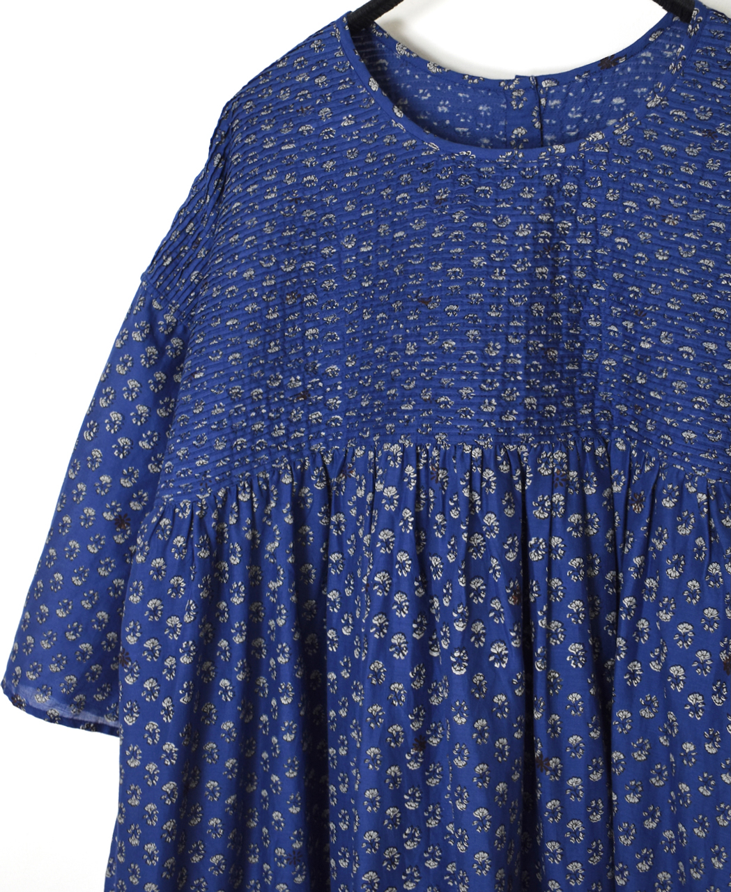 NMDS26253(ワンピース) 80s VOILE SMALL GENTIANA BLOCK PRINT BACK OPENING PULLOVER DRESS WITH MINI PINTUCK