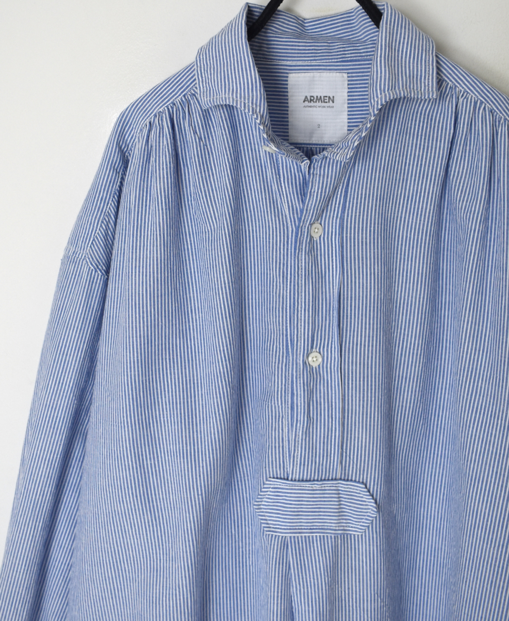 INAM2632S(シャツ) SEERSUCKER STRIPE WASH WORK GATHERED SHIRT