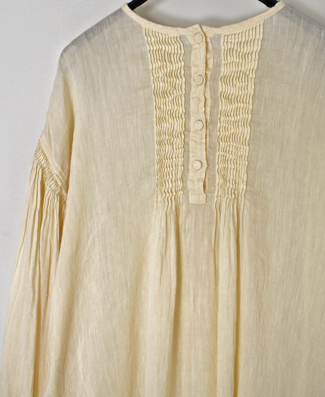 INMDS25012D(シャツ) 60s AUTO LOOM LINEN/COTTON PLAIN(OVERDYE) BACK OPENING CREW-NECK SHIRTS WITH MINI PINTUCK
