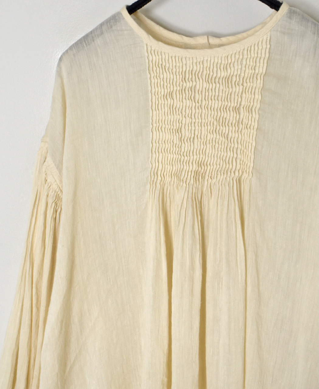 INMDS25012D(シャツ) 60s AUTO LOOM LINEN/COTTON PLAIN(OVERDYE) BACK OPENING CREW-NECK SHIRTS WITH MINI PINTUCK