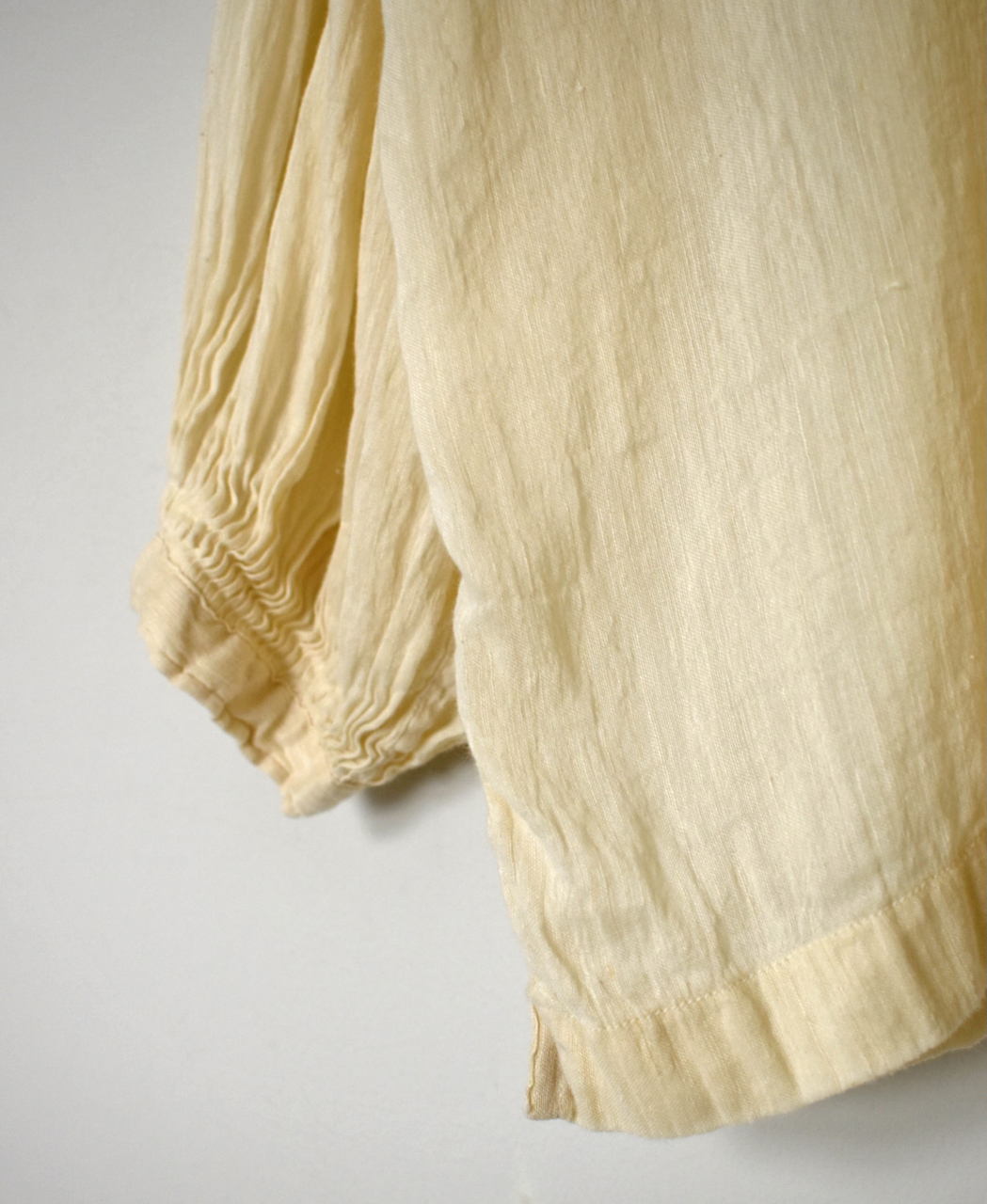 INMDS25012D(シャツ) 60s AUTO LOOM LINEN/COTTON PLAIN(OVERDYE) BACK OPENING CREW-NECK SHIRTS WITH MINI PINTUCK