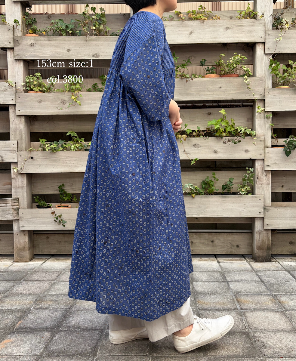 NMDS26253(ワンピース) 80s VOILE SMALL GENTIANA BLOCK PRINT BACK OPENING PULLOVER DRESS WITH MINI PINTUCK