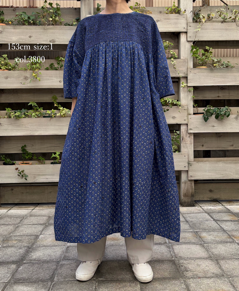 NMDS26253(ワンピース) 80s VOILE SMALL GENTIANA BLOCK PRINT BACK OPENING PULLOVER DRESS WITH MINI PINTUCK