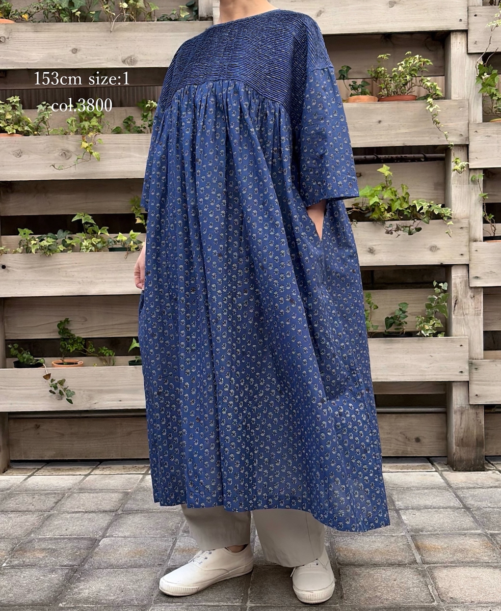 NMDS26253(ワンピース) 80s VOILE SMALL GENTIANA BLOCK PRINT BACK OPENING PULLOVER DRESS WITH MINI PINTUCK