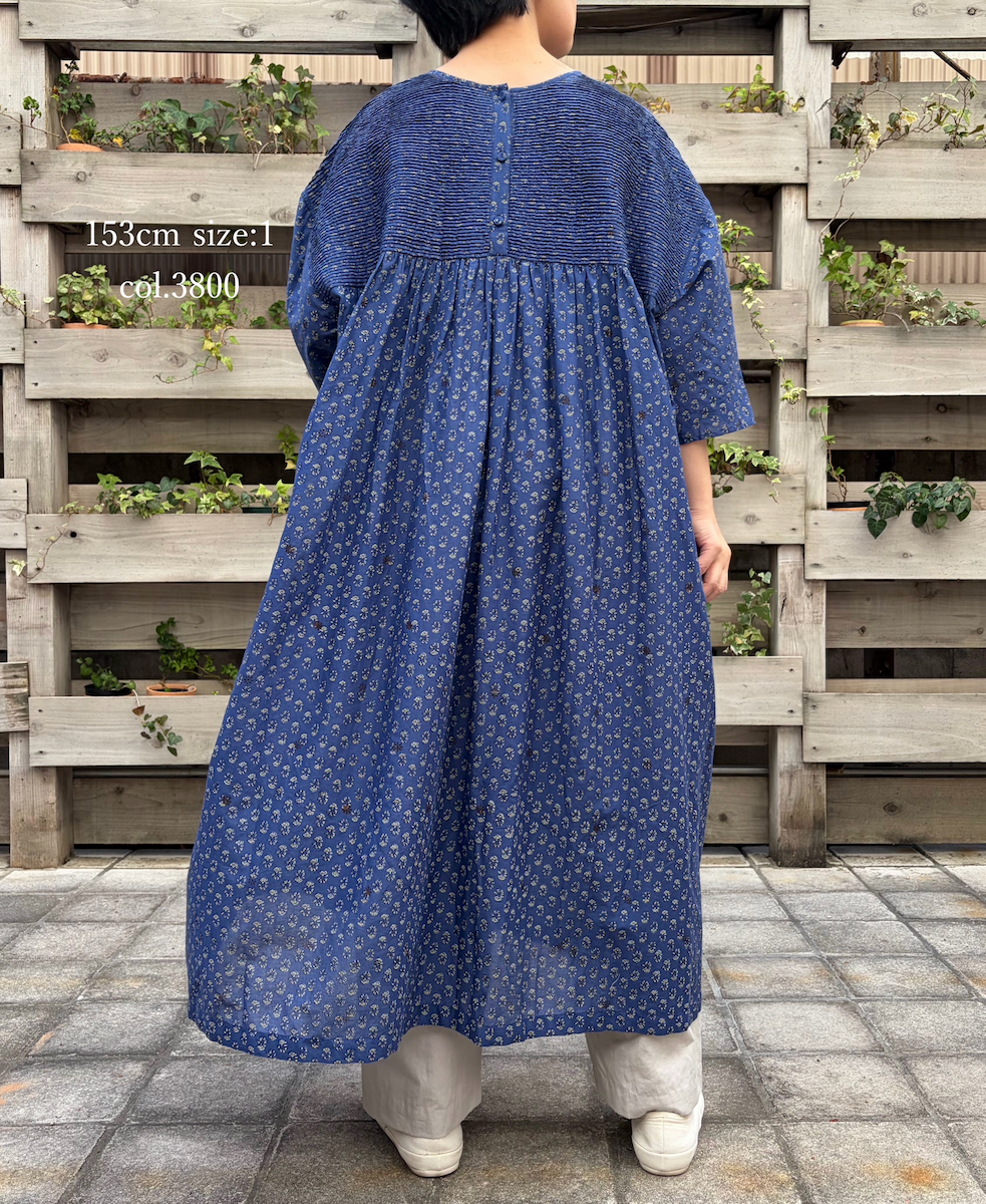 NMDS26253(ワンピース) 80s VOILE SMALL GENTIANA BLOCK PRINT BACK OPENING PULLOVER DRESS WITH MINI PINTUCK