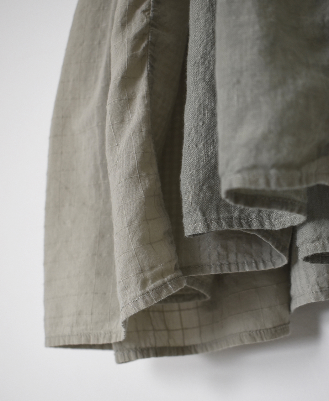 NMDS26262D(シャツ) 80s ORGANIC COTTON/80s LINEN PATCHWORK OVERDYE V-NECK S/SLEEVE SHIRT WITH MINI PINTUCK