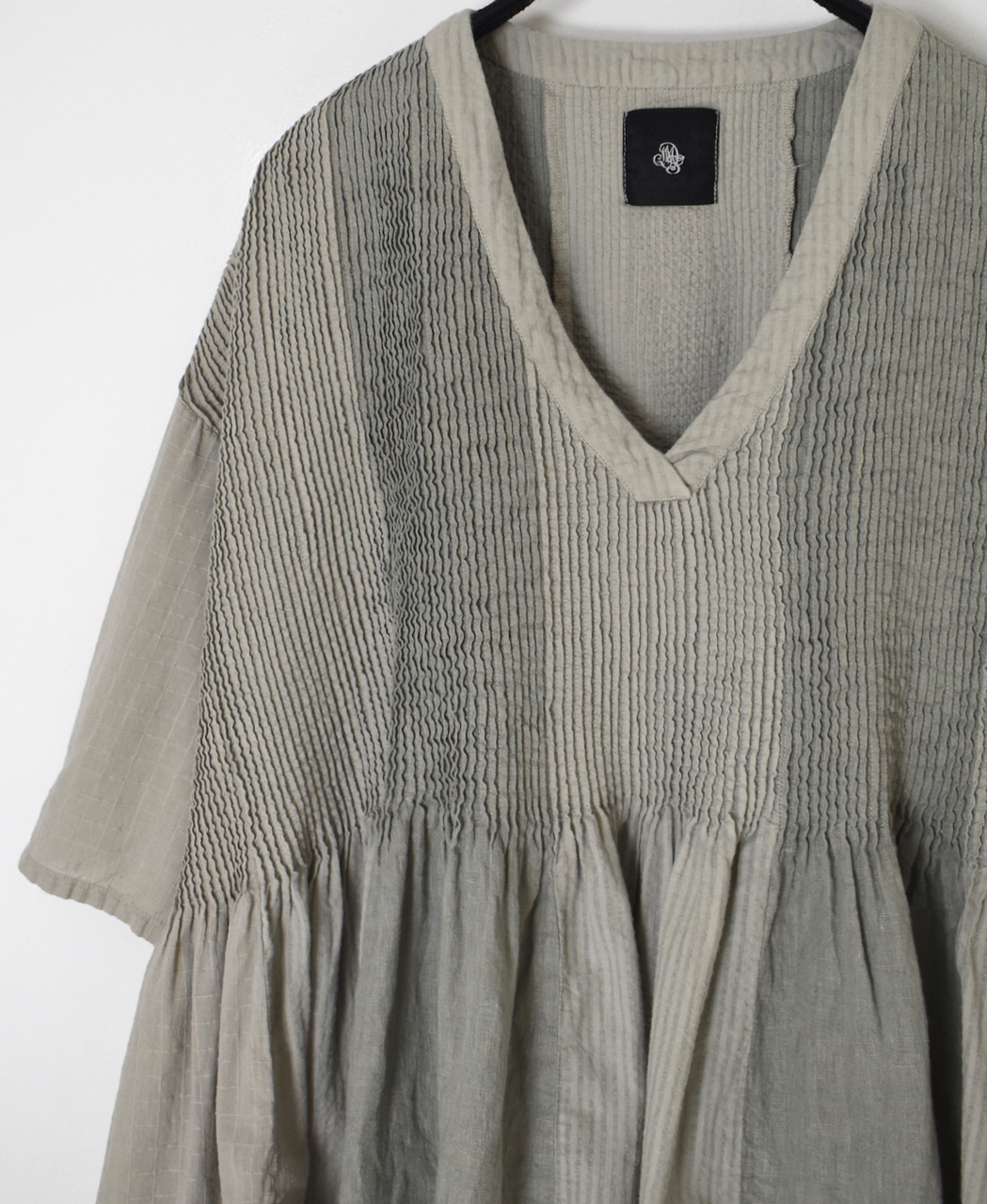 NMDS26262D(シャツ) 80s ORGANIC COTTON/80s LINEN PATCHWORK OVERDYE V-NECK S/SLEEVE SHIRT WITH MINI PINTUCK