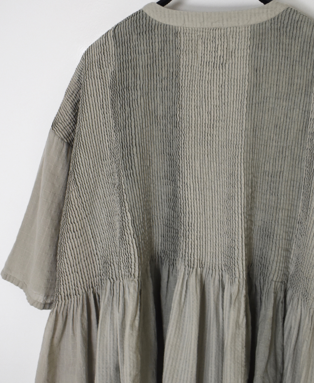 NMDS26262D(シャツ) 80s ORGANIC COTTON/80s LINEN PATCHWORK OVERDYE V-NECK S/SLEEVE SHIRT WITH MINI PINTUCK