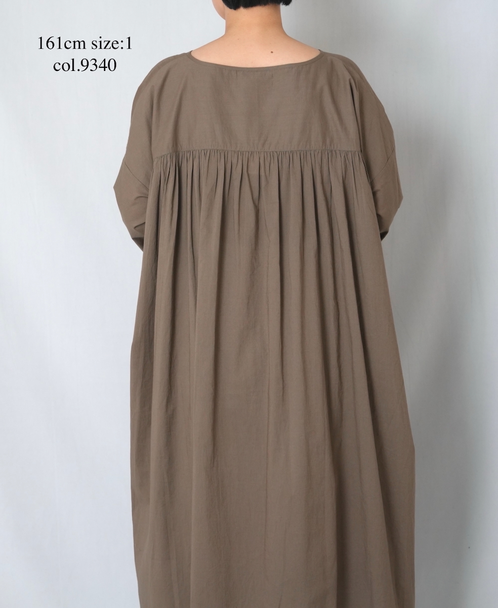 NSL26003(ワンピース) 60s CAMBRIC PLAIN CREW-NECK BACK SIDE GATHERED DRESS