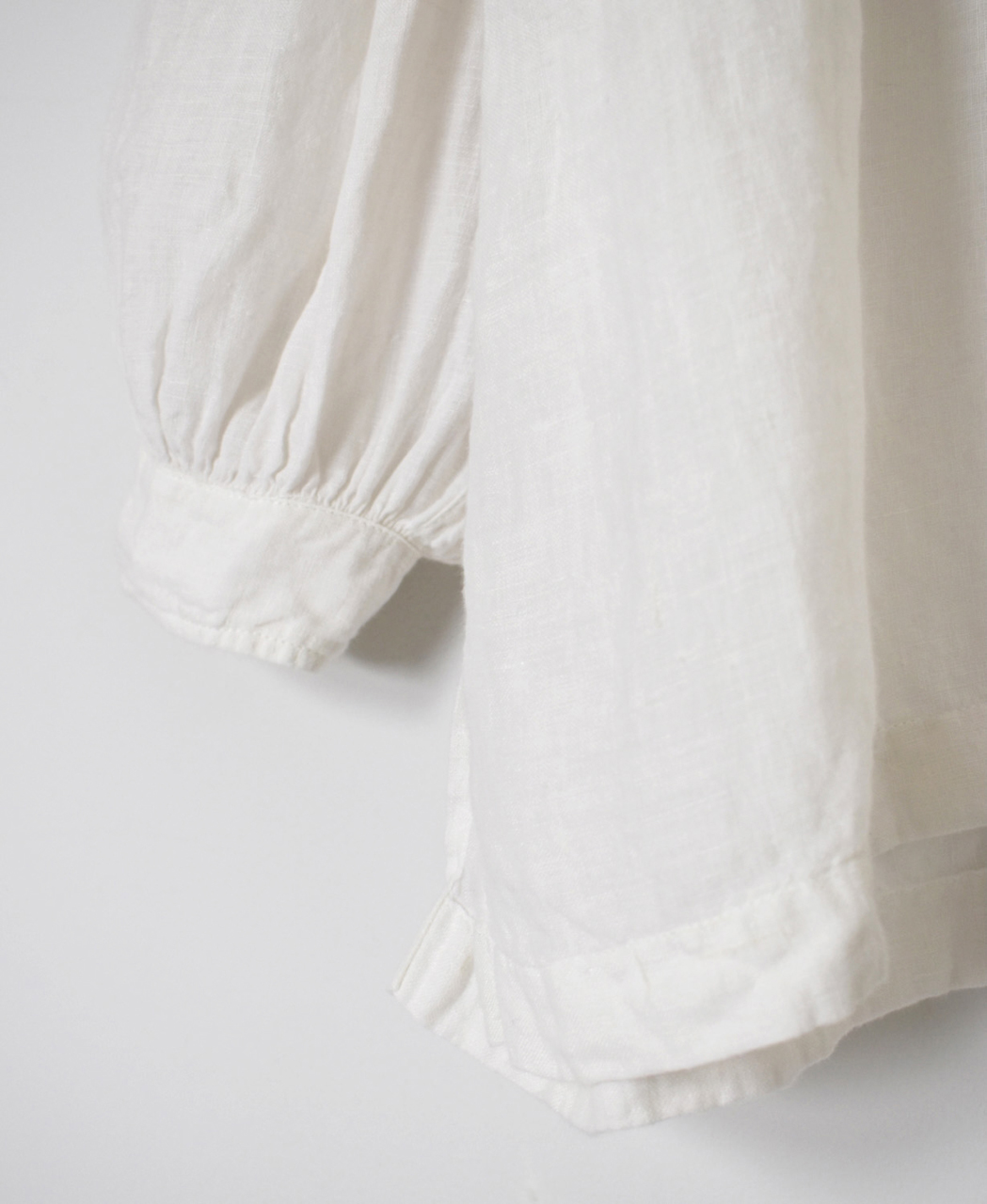 INMDS26003D(シャツ) 60s AUTO LOOM LINEN PLAIN (OVERDYE) BACK OPENING PULLOVER WITH MINI PINTUCK