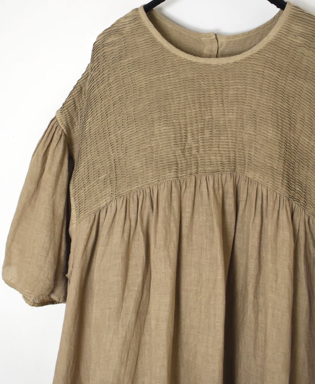 INMDS26004D(ワンピース) 60s AUTO LOOM LINEN PLAIN (OVERDYE) BACK OPENING PULLOVER DRESS WITH MINI PINTUCK