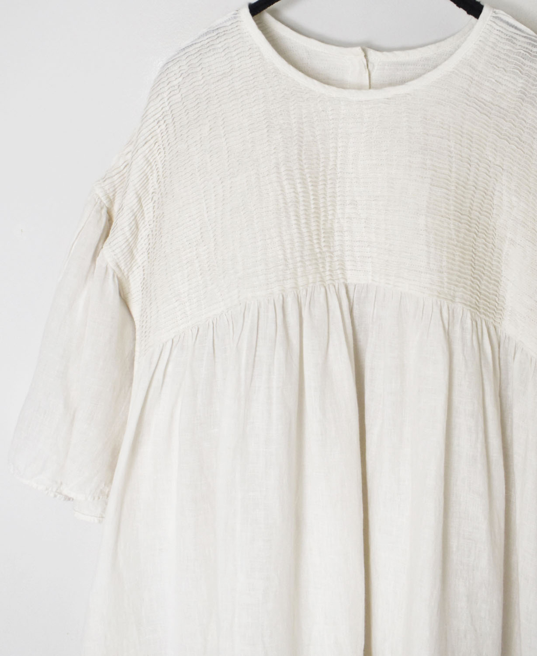 INMDS26004D(ワンピース) 60s AUTO LOOM LINEN PLAIN (OVERDYE) BACK OPENING PULLOVER DRESS WITH MINI PINTUCK