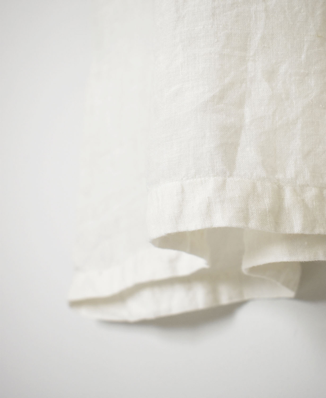 INMDS26004D(ワンピース) 60s AUTO LOOM LINEN PLAIN (OVERDYE) BACK OPENING PULLOVER DRESS WITH MINI PINTUCK