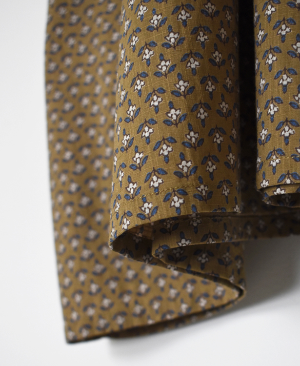 NSL26032(シャツ) COTTON SLUB SMALL FLOWER PRINT BACK OPENING STAND COLLAR SHIRT