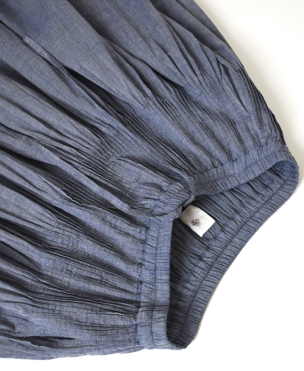 INMDS26043(スカート) HANDWOVEN YARN DYE CHAMBRAY PINTUCK FLARED SKIRT