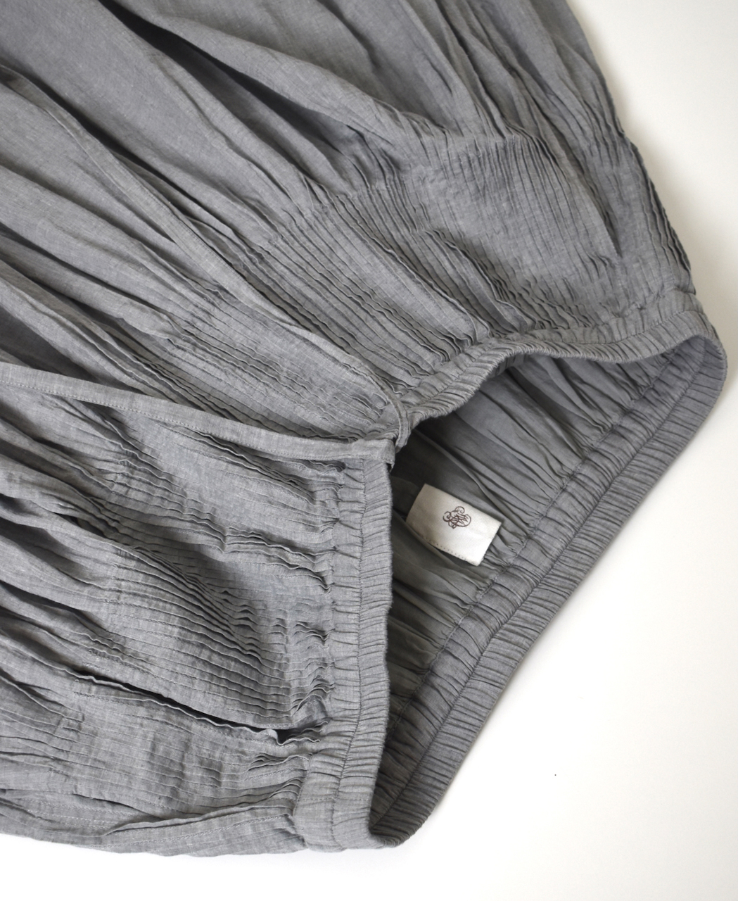 INMDS26043(スカート) HANDWOVEN YARN DYE CHAMBRAY PINTUCK FLARED SKIRT