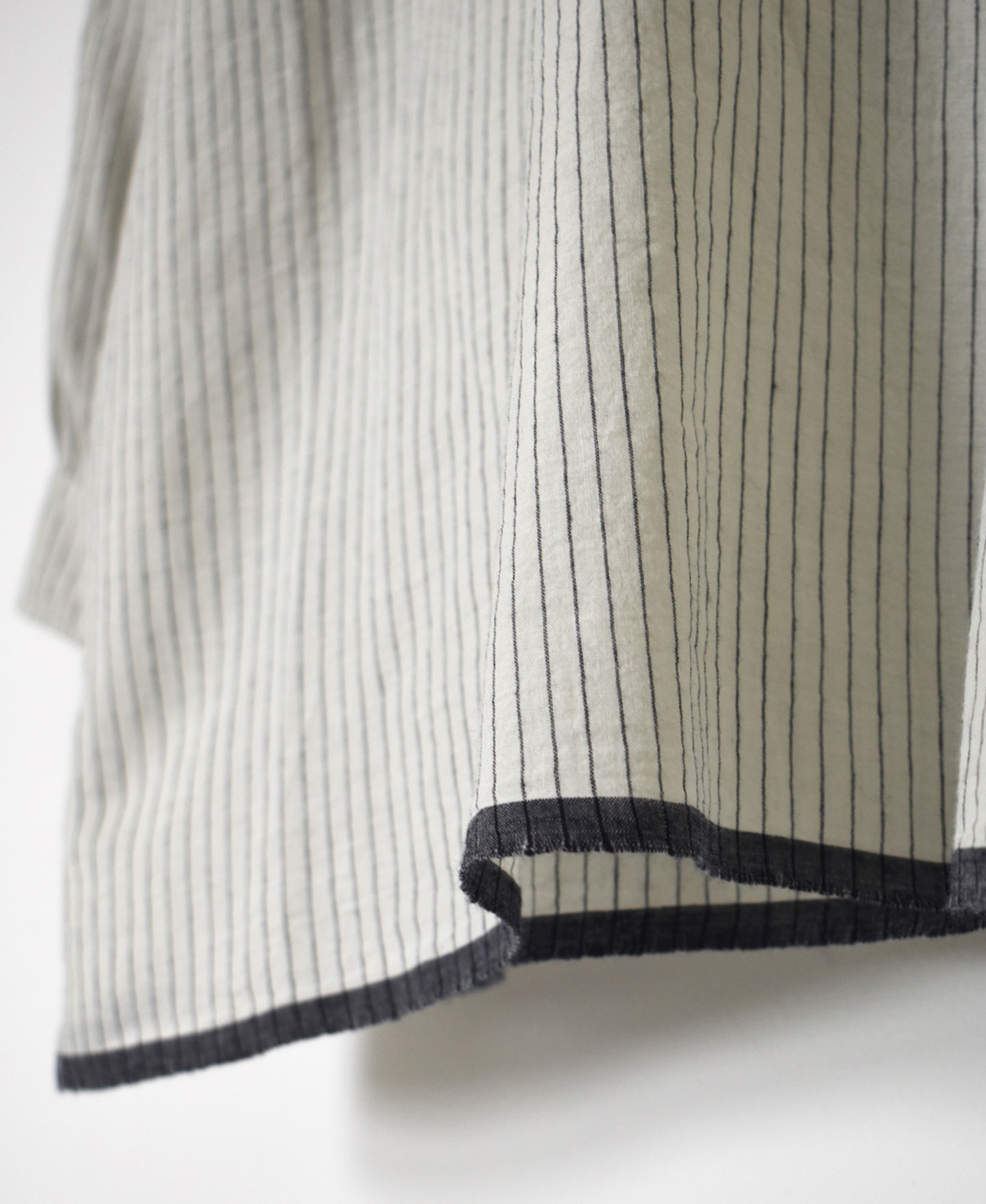 INMDS26062(シャツ) HANDWOVEN COTTON STRIPE BACK OPENING CREW NECK SHIRTS