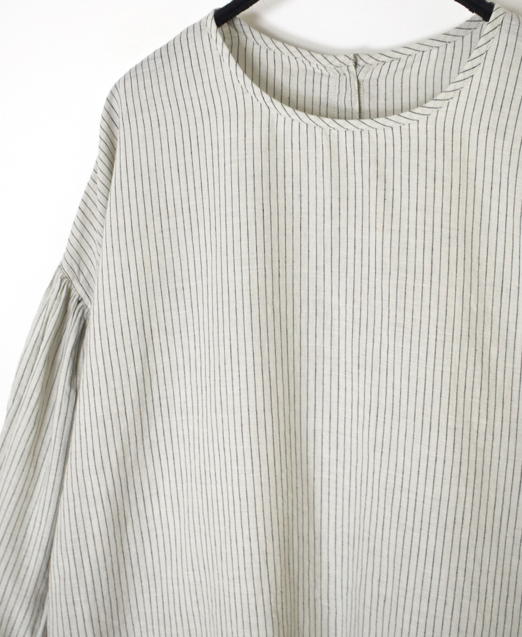 INMDS26062(シャツ) HANDWOVEN COTTON STRIPE BACK OPENING CREW NECK SHIRTS