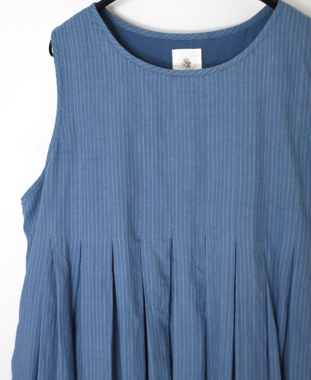 INMDS26063(ワンピース) HANDWOVEN COTTON STRIPE INVERTED PLEATS NO/SL PULLOVER DRESS