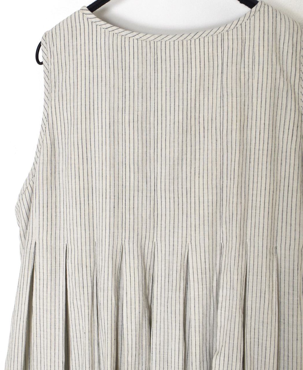 INMDS26063(ワンピース) HANDWOVEN COTTON STRIPE INVERTED PLEATS NO/SL PULLOVER DRESS