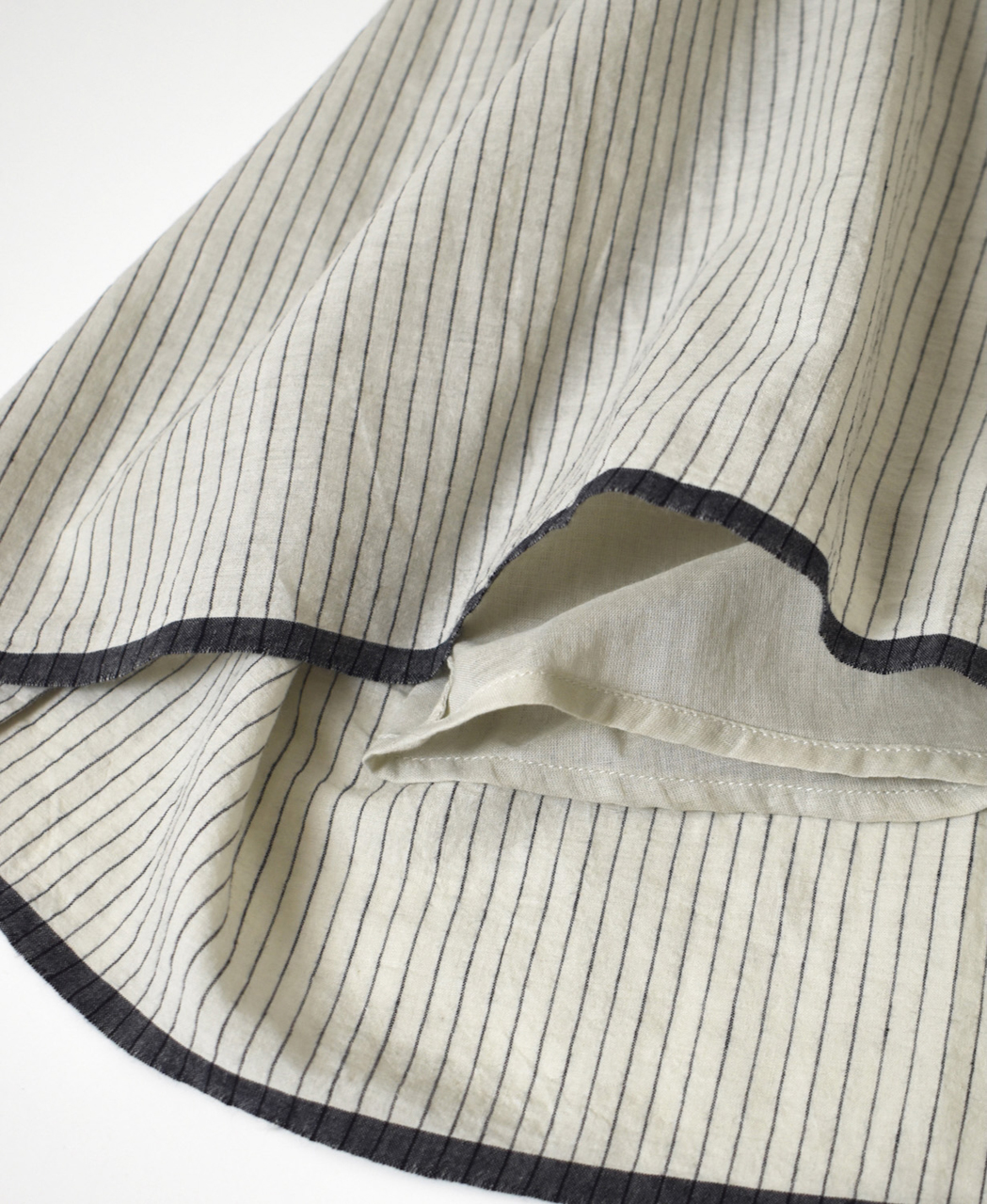 INMDS26063(ワンピース) HANDWOVEN COTTON STRIPE INVERTED PLEATS NO/SL PULLOVER DRESS