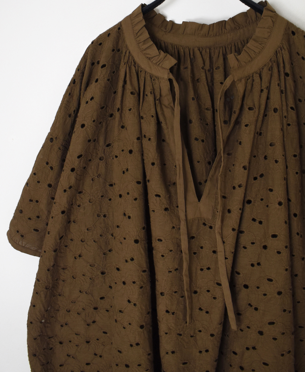 NSL26083(シャツ) ALL HEMLA FRILL & STRING GATHERED SHIRT