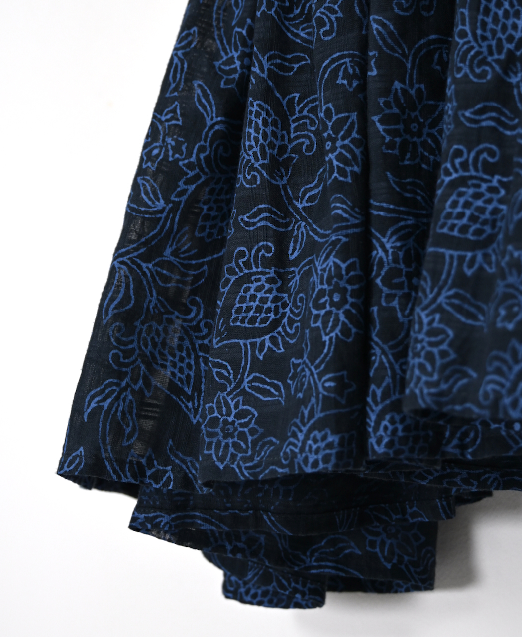 INMDS26096(シャツ) POWER LOOM COTTON DOBIE CHECK FLOWER HAND SCREEN PRINT CREW-NECK FRENCH/SL SHIRTS WITH PINTUCK