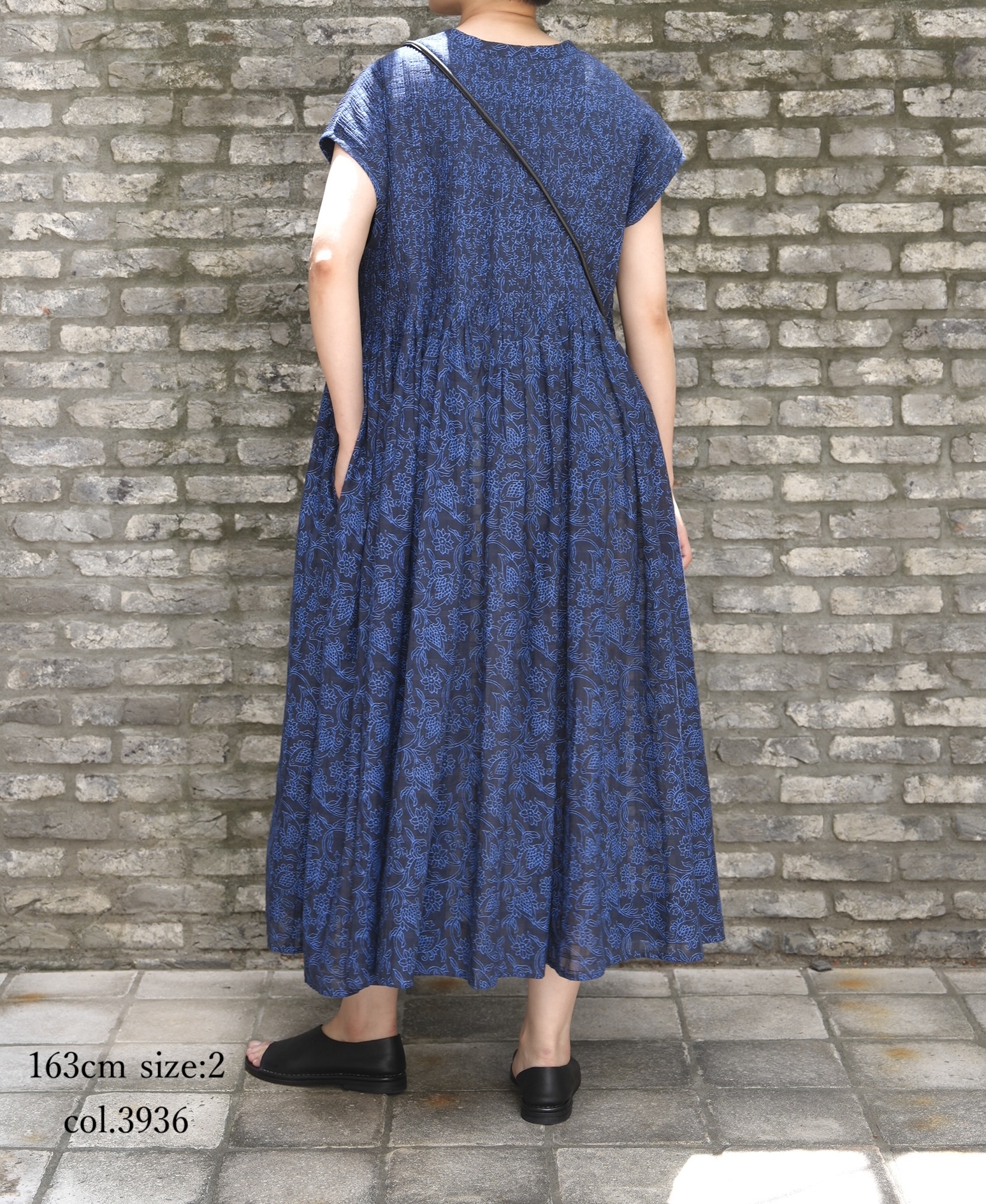 INMDS26097(ワンピース) POWER LOOM COTTON DOBIE CHECK FLOWER HAND SCREEN PRINT V-NECK FRENCH/SL PULLOVER DRESS MINI PINTUCK