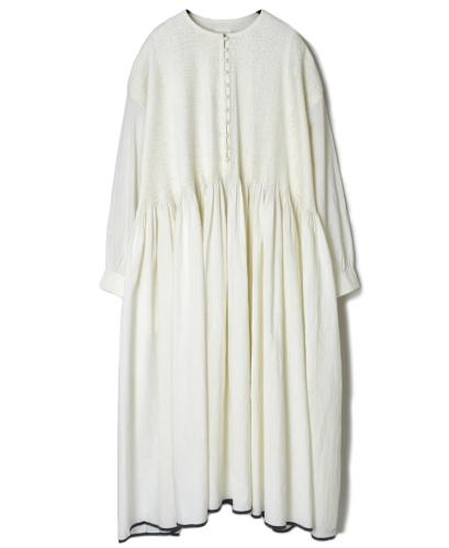 INMDS24302(ワンピース) HEAVY COTTON KHADI WITH SELVAGE BALL BUTTON CREW-NECK PULLOVER SHIRT DRESS WITH PINTUCK